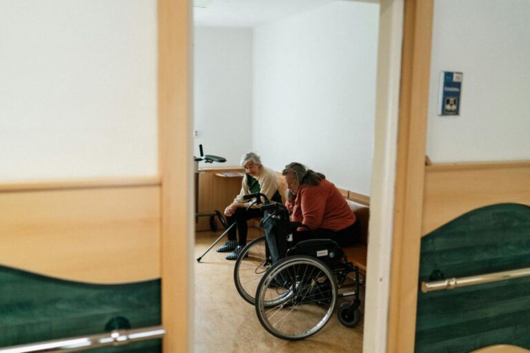 Zuschuss für Pflegebegleiter: Welche Entlastung Angehörige beantragen können