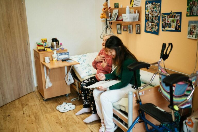 Tagespflege und Pflegegeld: Wie sich die Leistungen gegenseitig beeinflussen