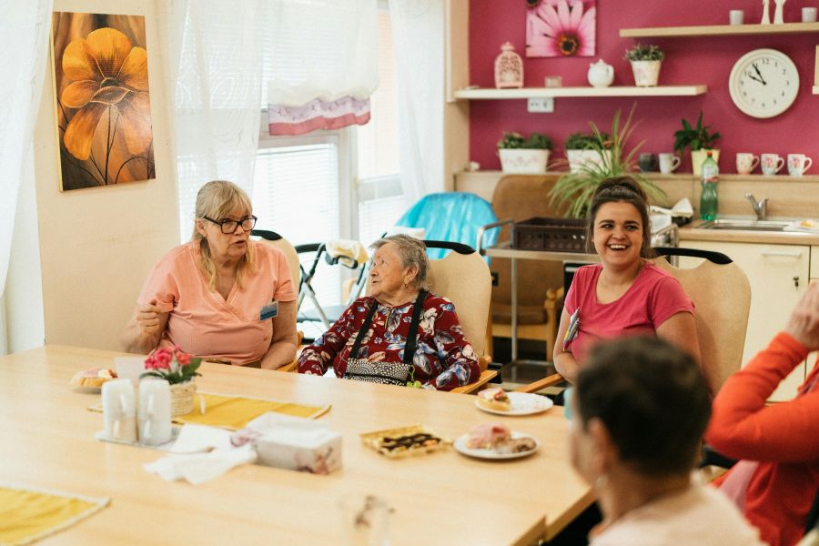 Pflegeheim Kosten: Welche Anteile Pflegekasse und Angehörige tragen