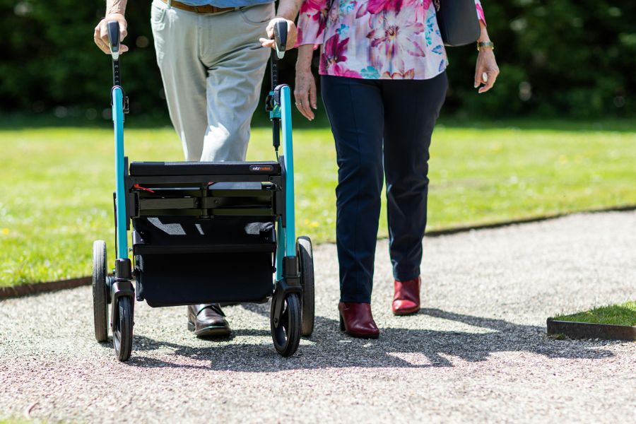 Pflegesachleistungen verstehen: Wann sie besser als Pflegegeld sind