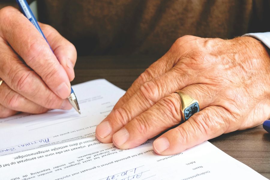 Pflegevertrag mit Pflegedienst prüfen: Welche Leistungen klar geregelt sein sollten