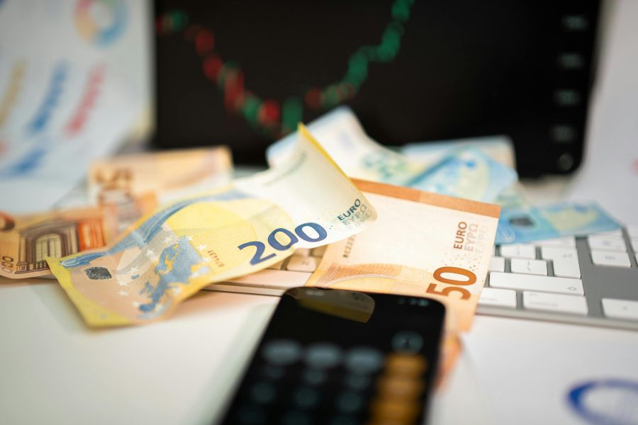 Pflegekasse und Wohngruppenzuschlag: Wer zusätzlich Geld bekommen kann